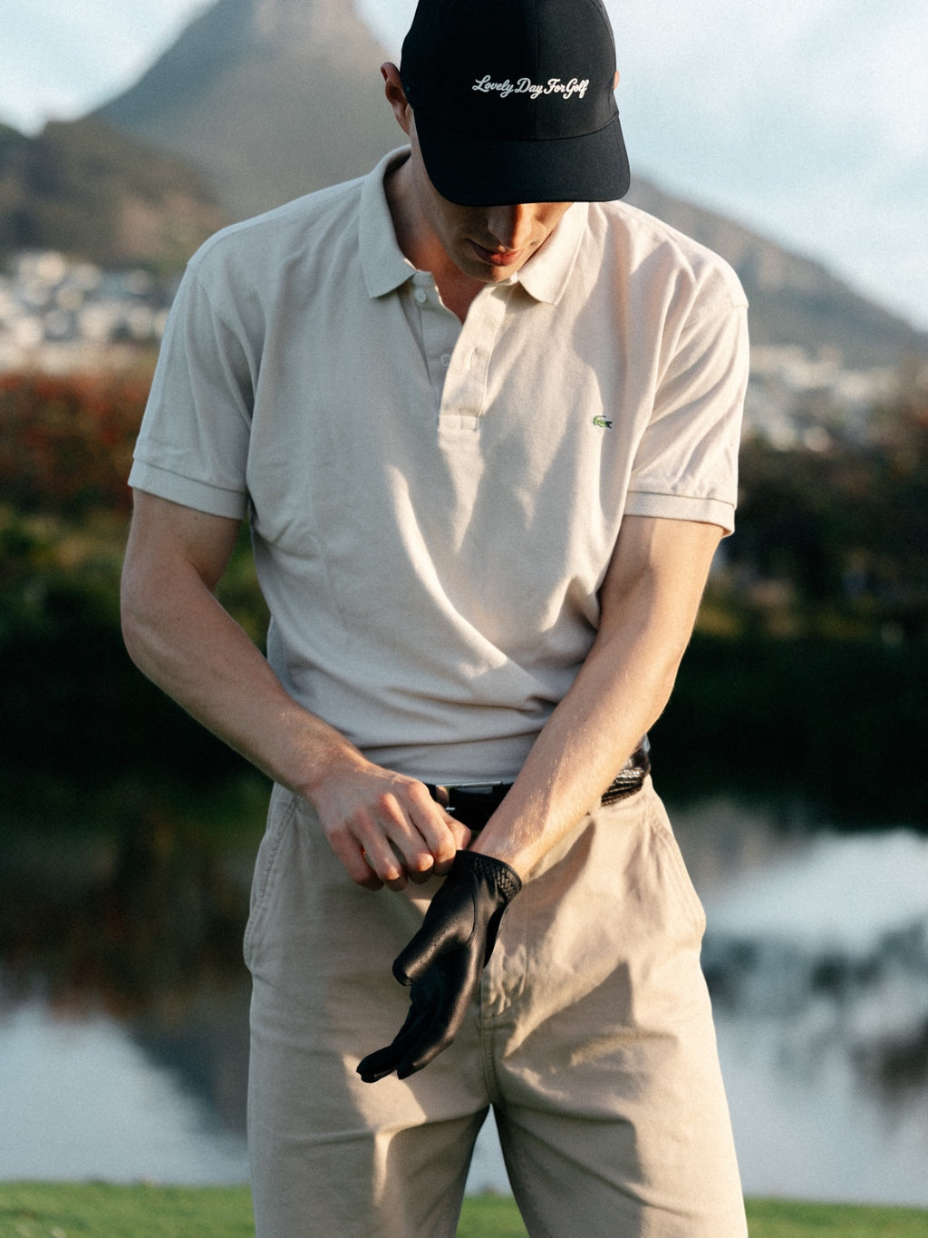 Script - Fitted cap in black, view 3 #color_Black